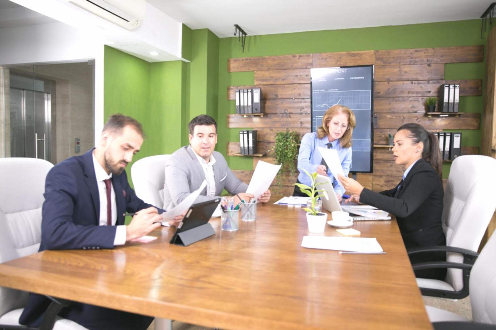 Grupo de emprendedores colaborando en sesión de trabajo